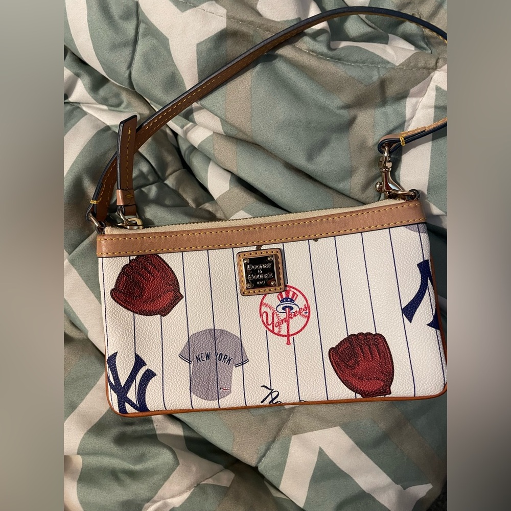 New Without Tags Dooney & Bourke MLB New York Yankees Wristlet *make offers* - Picture 5 of 8